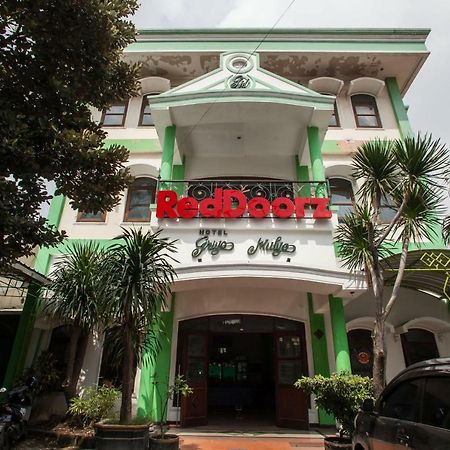 Отель Reddoorz @ Genteng Surabaya 2 Экстерьер фото