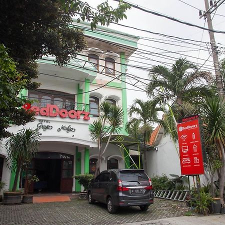 Отель Reddoorz @ Genteng Surabaya 2 Экстерьер фото