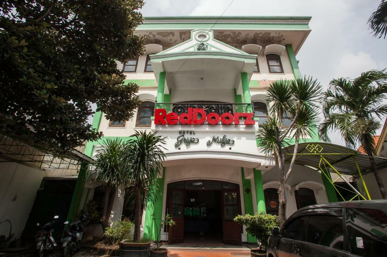 Отель Reddoorz @ Genteng Surabaya 2 Экстерьер фото