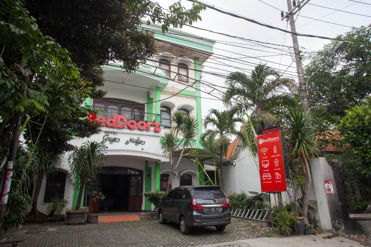 Отель Reddoorz @ Genteng Surabaya 2 Экстерьер фото